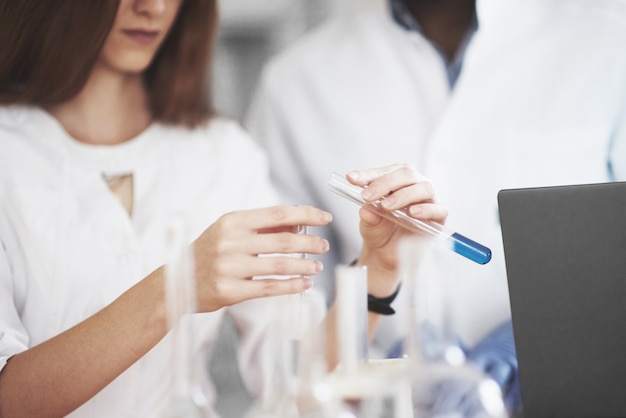 Foto científicos que trabajan en el laboratorio.