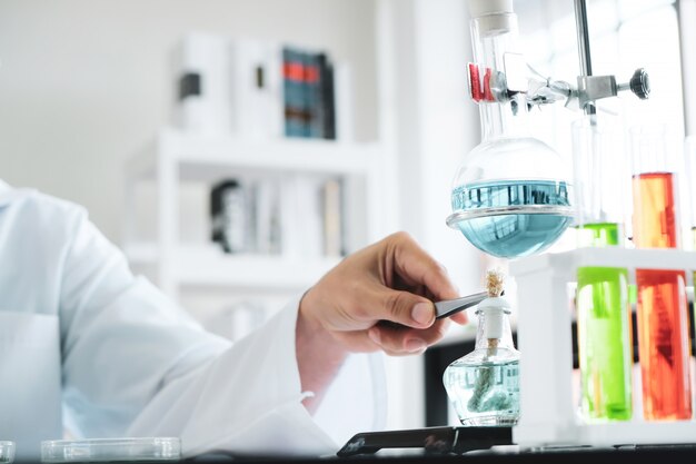 Científicos trabajando en el laboratorio.