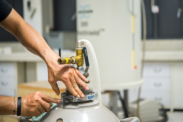 Foto cientista adicionando nitrogênio líquido à ressonância magnética nuclear nmr