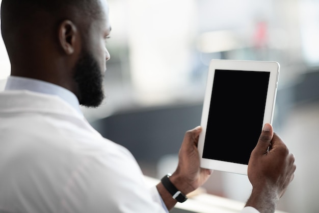 Cientista americano africano usando tablet digital com maquete de tela vazia