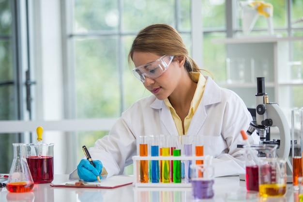 Foto cientista asiático trabalhando no cientista do laboratório