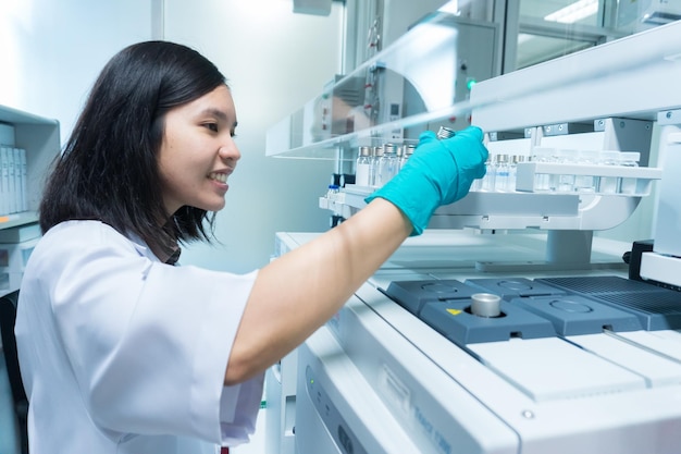 Cientista asiático trabalhando no laboratóriotailândiapessoasexperimentar ciência e calcular o valorpesquisadores pesquisam para encontrar os resultados do experimento