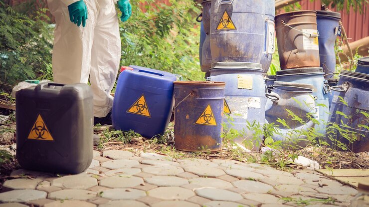 Foto cientista asiático usa traje de proteção química verificando perigo químico trabalhando em zona perigosa autenticando os produtos químicos perigosos