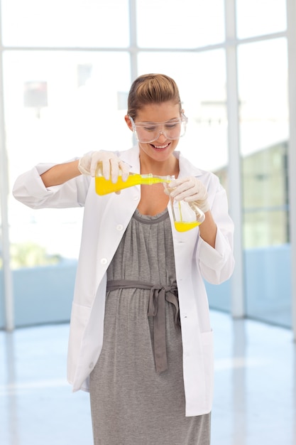 Cientista atraente examinando um testtube