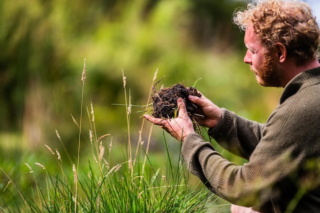 Cientista australiano de solo, agricultor orgânico regenerativo, tomando amostras de solo e observando o crescimento das plantas em uma fazenda que pratica agricultura sustentável.