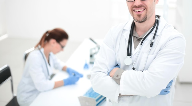 Cientista bem sucedido no fundo do laboratório