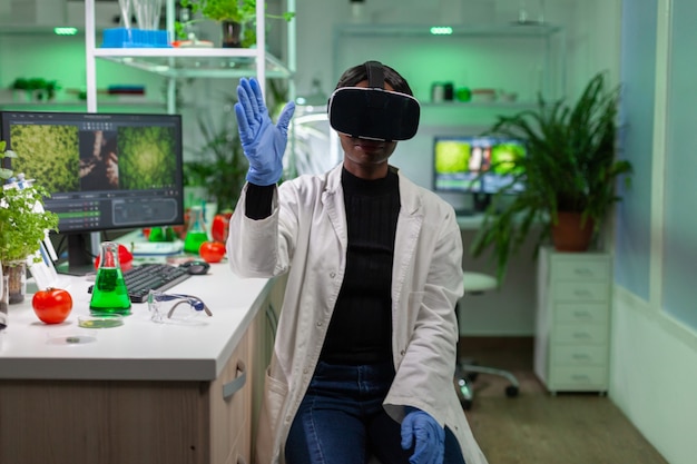 Cientista da botânica fazendo pesquisa usando realidade virtual