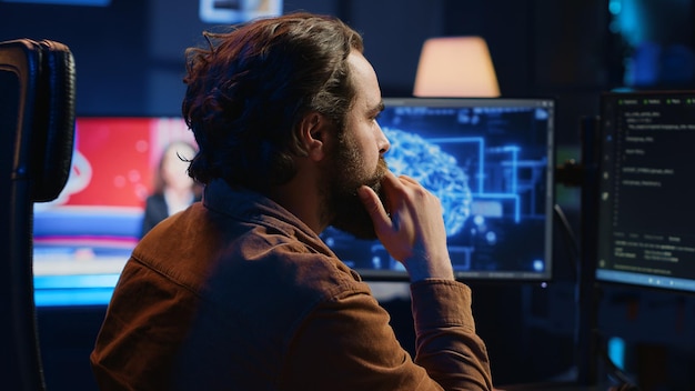 Cientista da computação escreve código em PC para visualizar redes neurais de IA