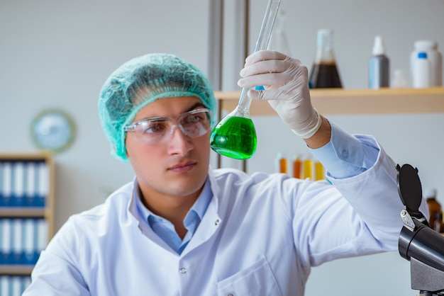 Cientista de biotecnologia trabalhando no laboratório