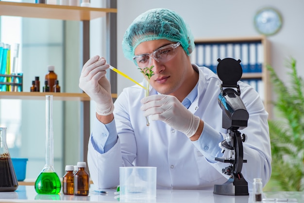 Foto cientista de biotecnologia trabalhando no laboratório