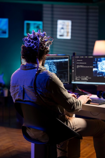 Cientista de IA carregando consciência em computador usando fone de ouvido EEG
