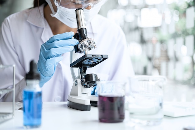 Cientista de jaleco trabalhando em laboratório de biotecnologia