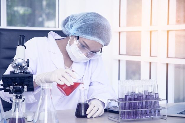 Cientista de mulher em laboratório.