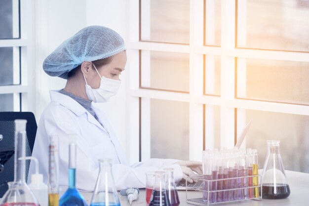 Cientista de mulher em laboratório.