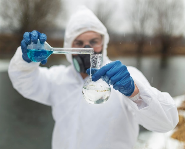 Cientista de tiro médio preparando a solução