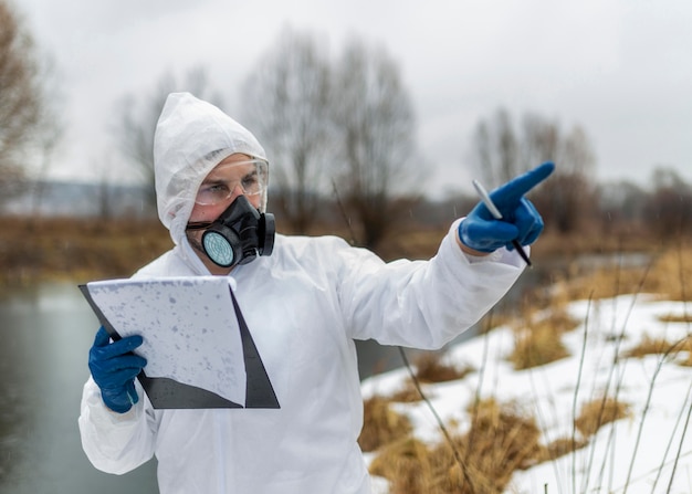 Foto cientista de tiro médio segurando caneta