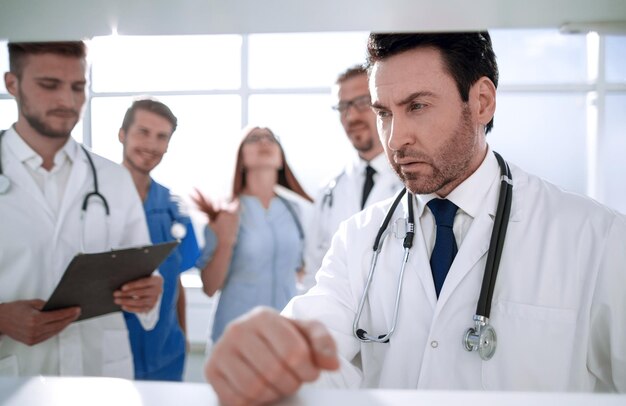 Cientista de uniforme fazendo testes em laboratório
