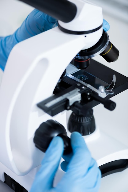 Foto cientista durante o trabalho no laboratório biológico moderno cortou a imagem