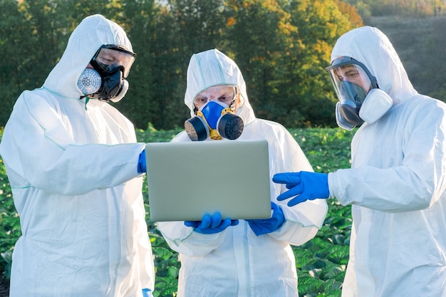 Foto cientista e agrônomo usando um equipamento de proteção branco