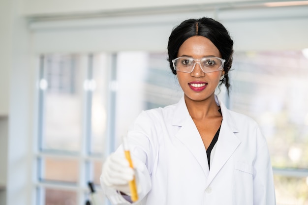 Cientista em laboratório com segurando um tubo de ensaio. Tecnologia de saúde médica e conceito de pesquisa e desenvolvimento farmacêutico