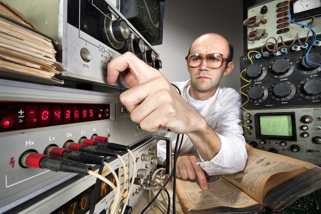 Cientista em laboratório vintage