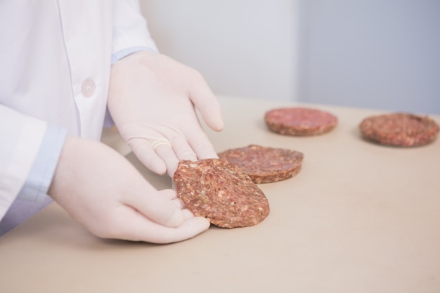 Cientista examinando beefsteak