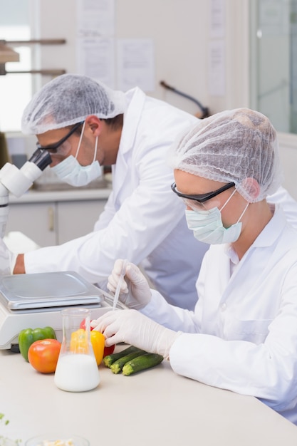 Foto cientista fazendo experimentação em vegetais