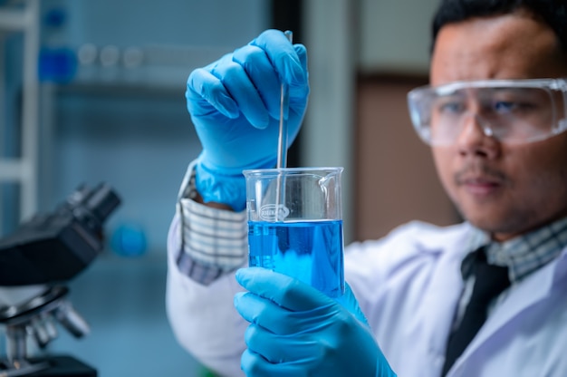 Cientista fazendo pesquisas em laboratório