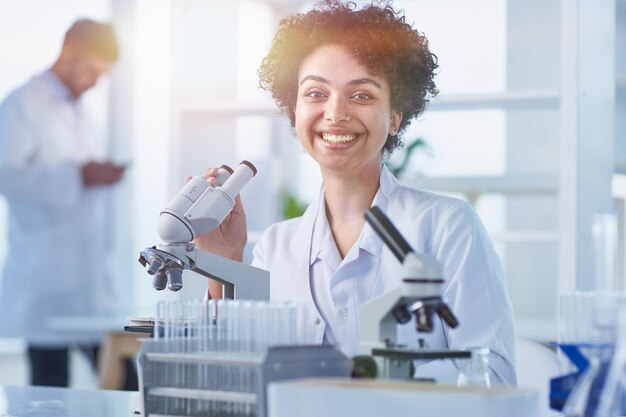 Cientista fêmea que trabalha no laboratório