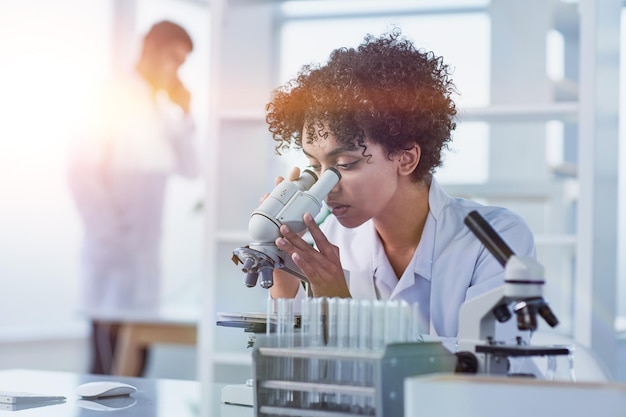 Foto cientista fêmea que trabalha no laboratório