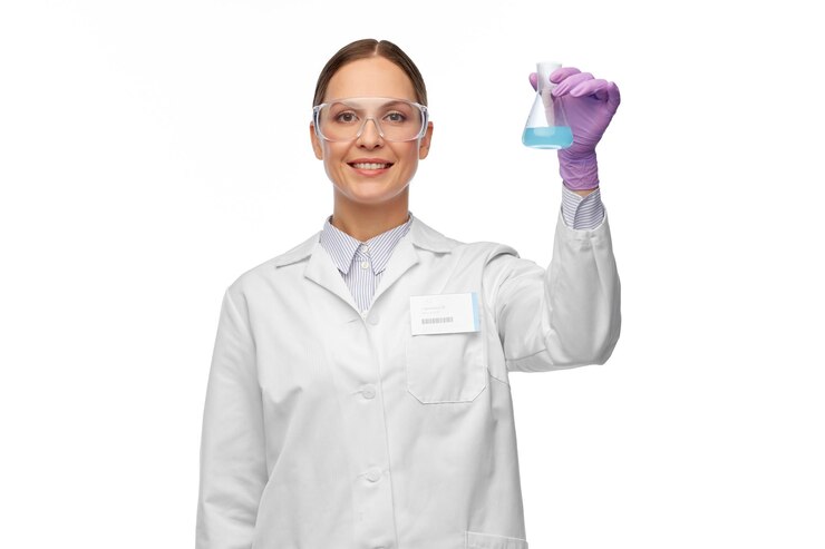 Foto cientista feminina com óculos de proteção com produto químico em frasco