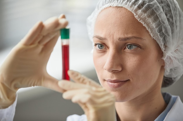 Foto cientista feminina em laboratório