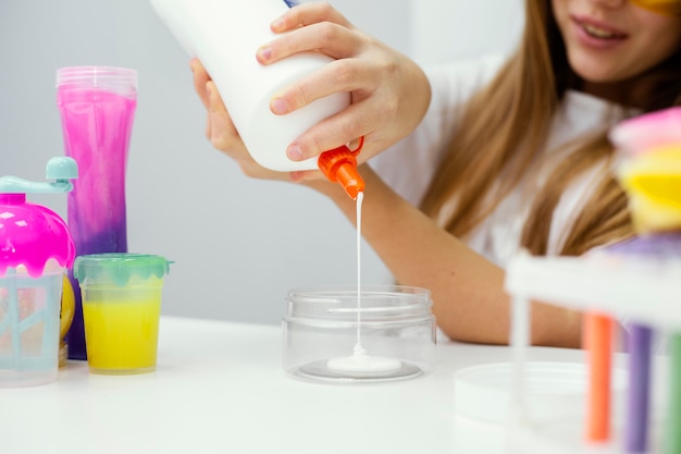 Foto cientista garota fazendo limo no laboratório