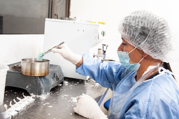 Foto cientista incorporando tecidos em blocos de parafina para seccionar laboratório de patologia