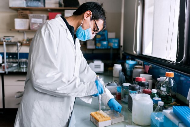 Foto cientista masculino a trabalhar em laboratório