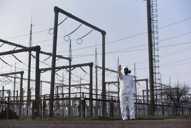 Cientista na estação de energia