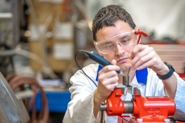 cientista no centro de desenvolvimento faz parte de um novo dispositivo