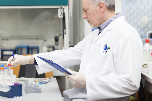 Cientista no trabalho em um laboratório