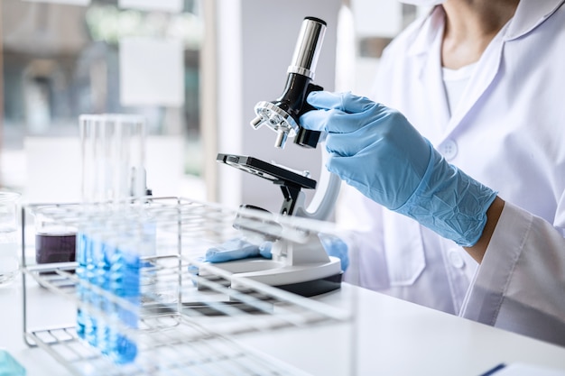 Foto cientista ou médico em jaleco trabalhando no laboratório de biotecnologia