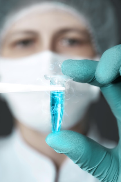 Cientista ou técnico detém amostra biológica líquida