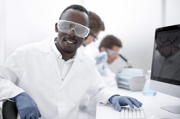 Cientista promissor no fundo do laboratóriofoto com espaço de cópia
