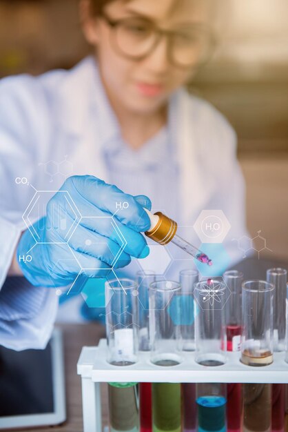 cientista que trabalha em ciência e química para a saúde. Médico trabalhando no teste de volta.