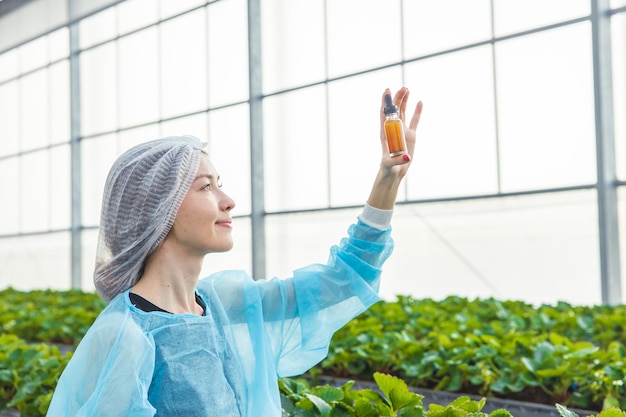 Cientista que trabalha em pesquisa de fazenda de agricultura orgânica nova fórmula química extrato de planta para conceito médico