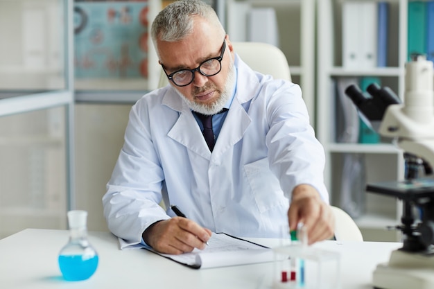 Cientista que trabalha no laboratório