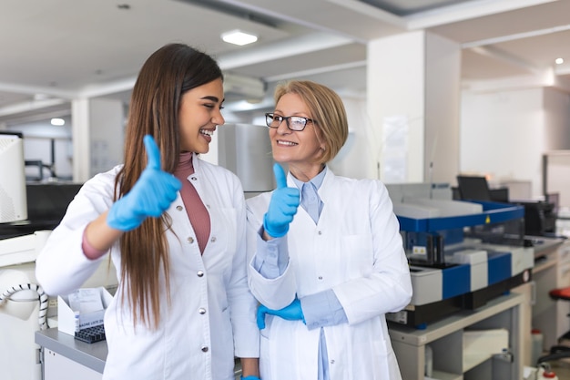 Cientista segurando amostras em tubos no laboratório de pesquisa laboratório científico avançado para desenvolvimento de microbiologia de biotecnologia médica