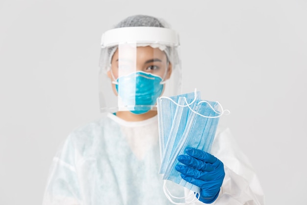 Cientista segurando dentaduras contra fundo branco