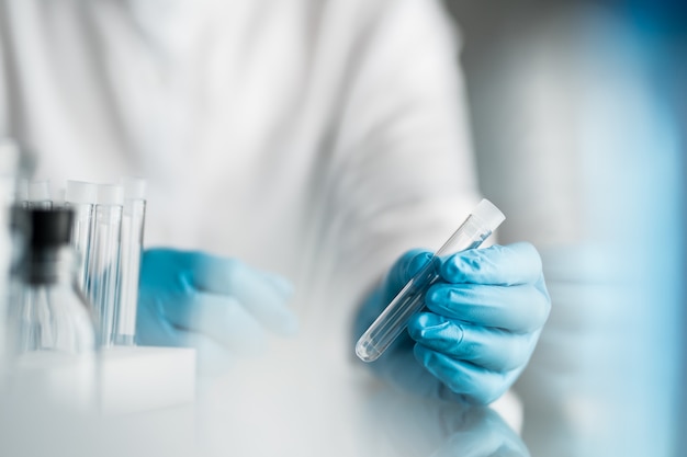 Foto cientista segurando o tubo de plástico, testes de laboratório para inventar medicamentos pandêmicos