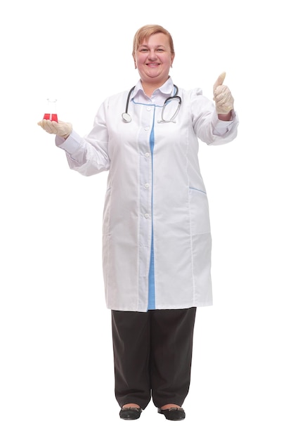 Cientista sorridente ou médico segurando um frasco dá os polegares para cima