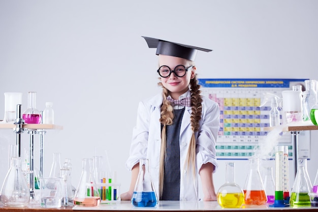 Cientista sorridente posando em laboratório de química