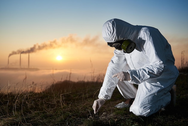 Cientista tomando amostra de solo na usina termelétrica